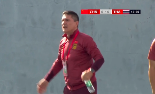 尊享配资 U22国足激烈冲突！再战泰国刘浩帆推人染黄，10人互相推搡